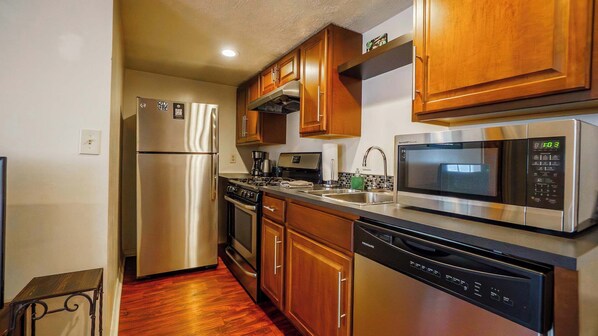 Køleskab, mikrobølgeovn, ovn, kogeplade