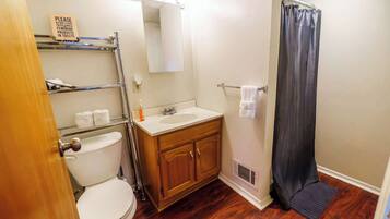 Douche, sèche-cheveux, serviettes fournies