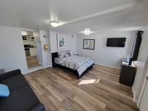 1 habitación, escritorio, tabla de planchar con plancha y cuna de viaje