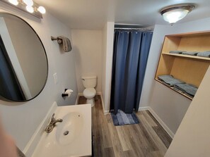 Ducha, secador de pelo, toallas