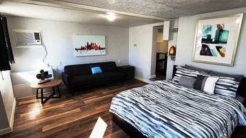 1 slaapkamer, een bureau, een strijkplank/strijkijzer, reisbedje