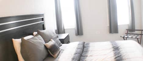 2 dormitorios, escritorio, tabla de planchar con plancha y cuna de viaje