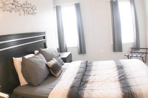 California Ave Quarters-2 Bedroom w/ Easy Parking!