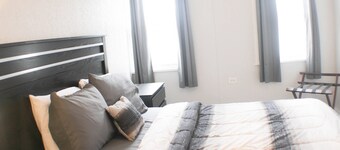 California Ave Quarters-2 Bedroom w/ Easy Parking!