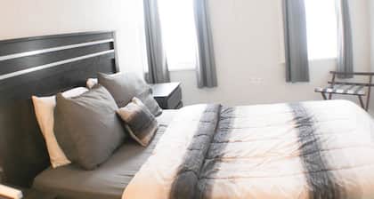 California Ave Quarters-2 Bedroom w/ Easy Parking!