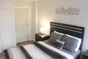 2 habitaciones, escritorio y tabla de planchar con plancha