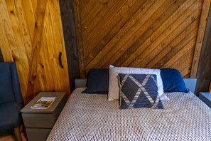 1 soverom, skrivebord, strykejern/-brett og reiseseng for barn