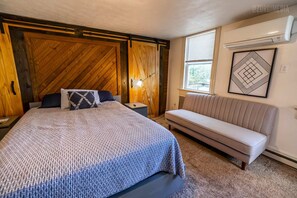 1 bedroom, desk, iron/ironing board, travel crib - Welcome to Your Cozy Studio in Mt.Washington! (Pittsburgh)