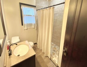 Badewanne, Haartrockner, Handtücher