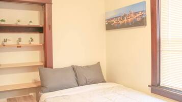 3 bedrooms, desk, iron/ironing board, travel crib