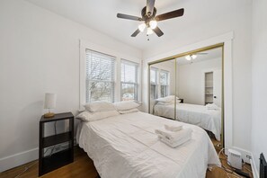 3 bedrooms, desk, iron/ironing board, travel crib