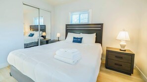 3 habitaciones, escritorio y tabla de planchar con plancha