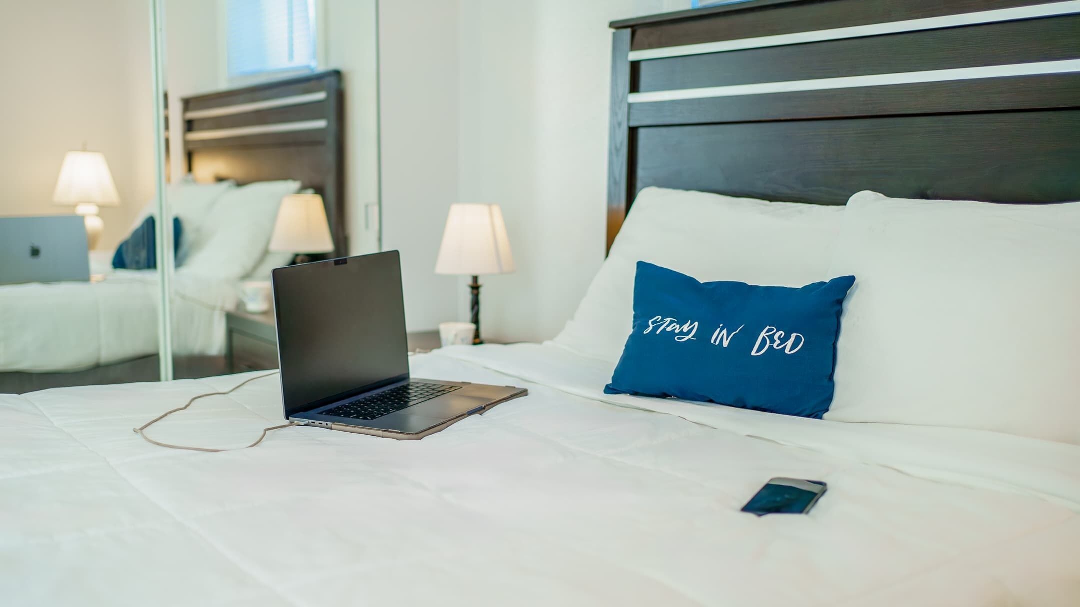 3 makuuhuonetta, työpöytä, silitysrauta/-lauta, vauvan matkasänky