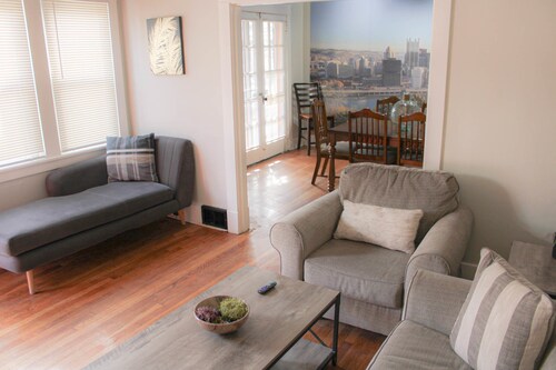 Red Door Apt - Spacious - Sleeps 8 -Prime Location