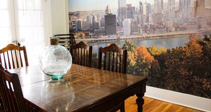 Red Door Apt - Spacious - Sleeps 8 -Prime Location