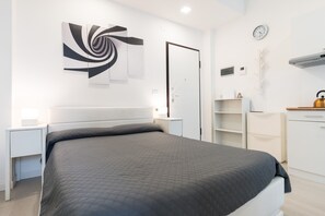 1 habitación, tabla de planchar con plancha, wifi gratis y ropa de cama 