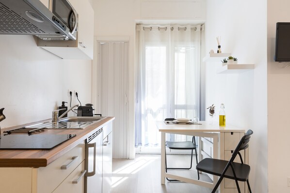 Kühlschrank, Mikrowelle, Herdplatte, Wasserkocher mit Kaffee-/Teezubehör