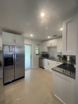 Fridge, microwave, oven, stovetop - Cozy 2/1 Home, wraparound yard, free parking, gazebo! (Miami)