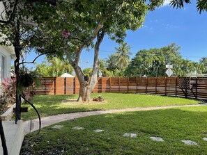 Property grounds - Cozy 2/1 Home, wraparound yard, free parking, gazebo! (Miami)
