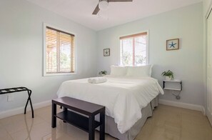 2 bedrooms, desk, iron/ironing board, WiFi - Cozy 2/1 Home, wraparound yard, free parking, gazebo! (Miami)