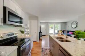 Kühlschrank, Mikrowelle, Ofen, Geschirrspüler