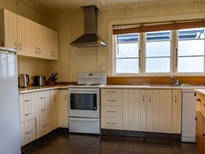 Kühlschrank, Mikrowelle, Geschirrspüler, Toaster