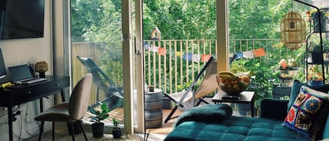 Télévision, livres, espaces bureaux