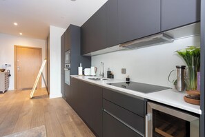 Frigorifero, microonde, forno, piano cottura