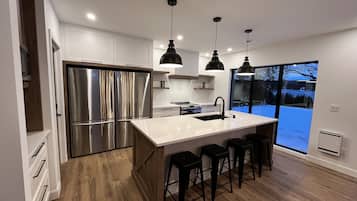 Geladeira, micro-ondas, fogĂŁo, cooktop