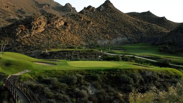A golf course with a wooden bridge, surrounded by rocky hills and sparse vegetation. - Villa Terreros 365 days of sunshine (Pulpí)