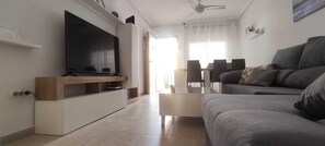 Televisor intel·ligent, llibres i estèreo 