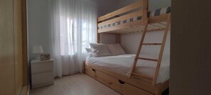 2 chambres, bureau, fer et planche à repasser, lit parapluie