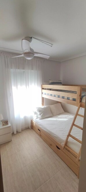 2 sovrum, skrivbord, strykjärn/strykbräda och resesäng