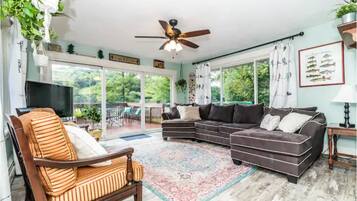 Smart-tv, eldstad, bordsfotboll och ett bordtennisbord