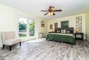 4 bedrooms, desk, iron/ironing board, travel cot - Chelsea Lake House, Game Room, & Pontoon-rental (Chelsea)