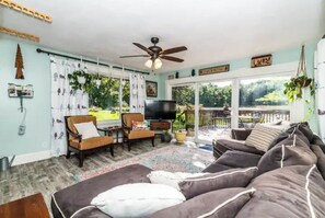 Smart TV, fireplace, table football, ping pong - Chelsea Lake House, Game Room, & Pontoon-rental (Chelsea)