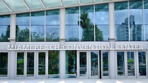 Das Miami Beach Convention Center mit großen Glasfenstern und einem modernen architektonischen Design.