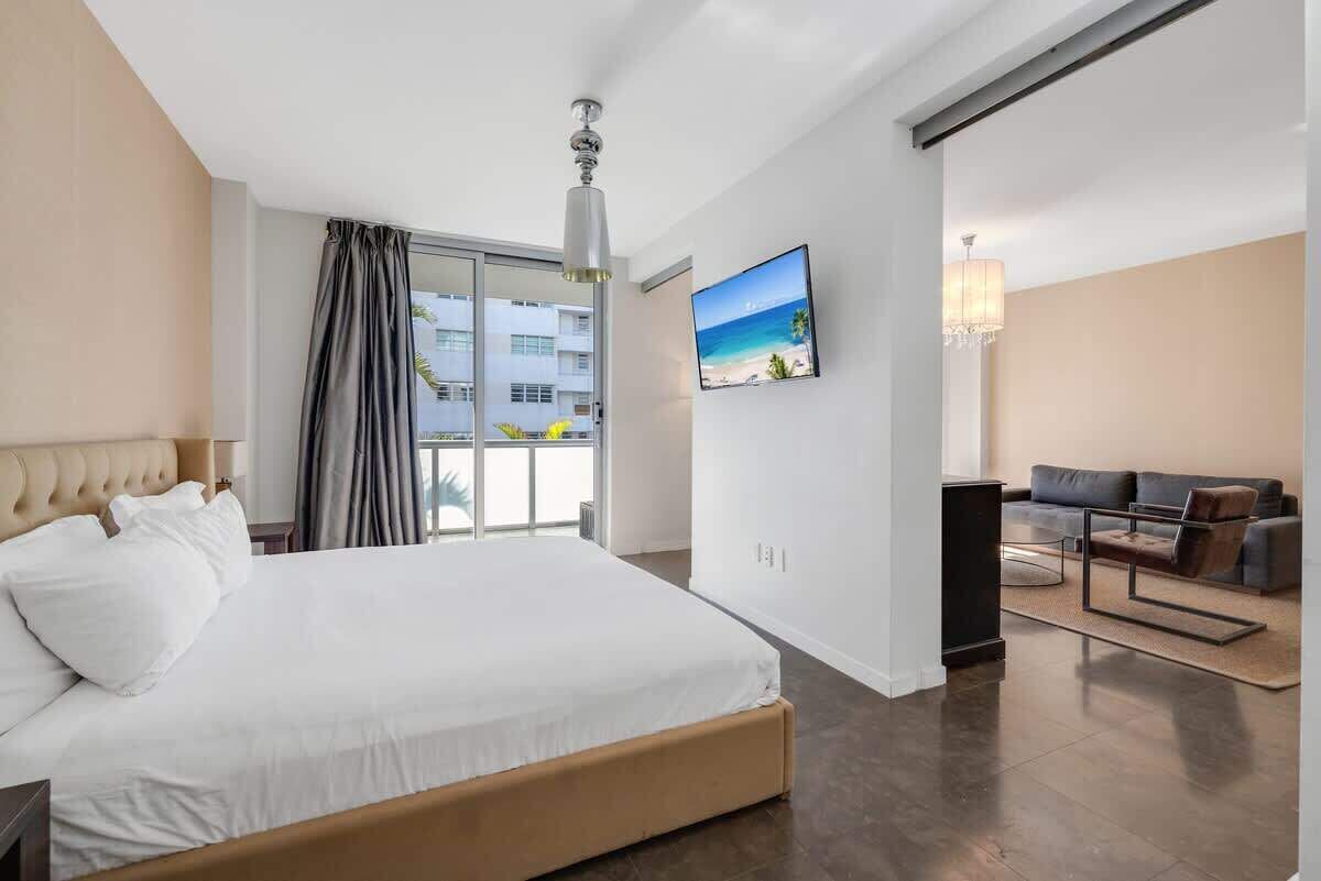 1 habitación, escritorio, tabla de planchar con plancha y cuna de viaje 