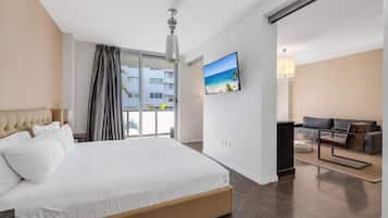 1 habitación, escritorio, tabla de planchar con plancha y cuna de viaje