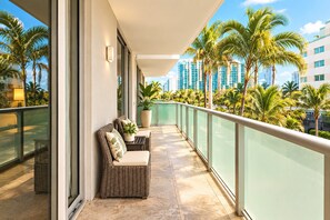 Private balcony of the suite, palm tree view - Luxury Suite w/ Rooftop Pool • Beach Steps Away (Miami Beach)