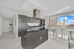 Private kitchen - 38th Floor Bay View · 2 King Beds · Icon Brickell (Miami)