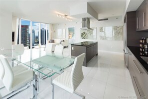 Interior - 38th Floor Bay View · 2 King Beds · Icon Brickell (Miami)
