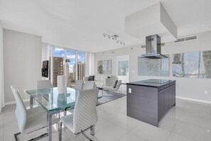 Interior - 38th Floor Bay View · 2 King Beds · Icon Brickell (Miami)