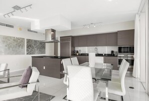 Private kitchen - 38th Floor Bay View · 2 King Beds · Icon Brickell (Miami)