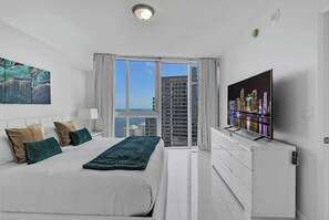2 bedrooms, iron/ironing board, WiFi, bed sheets - Icon Brickell Condo with Bay Views (Miami)