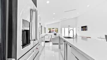 Geladeira, micro-ondas, fogão, cooktop