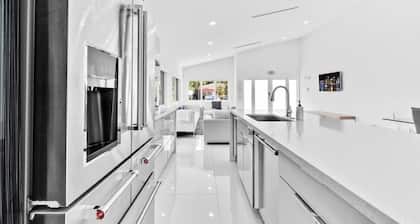 Luxury House 4 beds Pool w Jaccuzzi