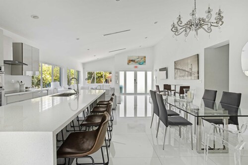 Island Oasis  Home  Heated Pool Jacuzzi