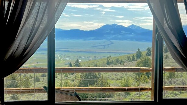 Interior - Moonlight Ridge Cabin (Ennis)