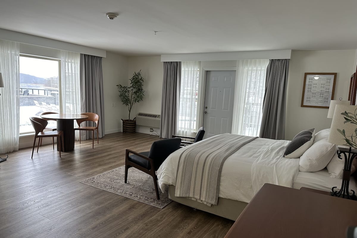 Deluxe Suite, 1 King Bed, Patio | Premium bedding, in-room safe, laptop workspace, blackout drapes